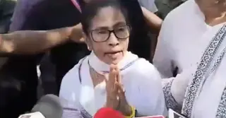 মমতার গাড়িবহরে হামলা, পুলিশকে নিরাপত্তা না দেয়ার অভিযোগ